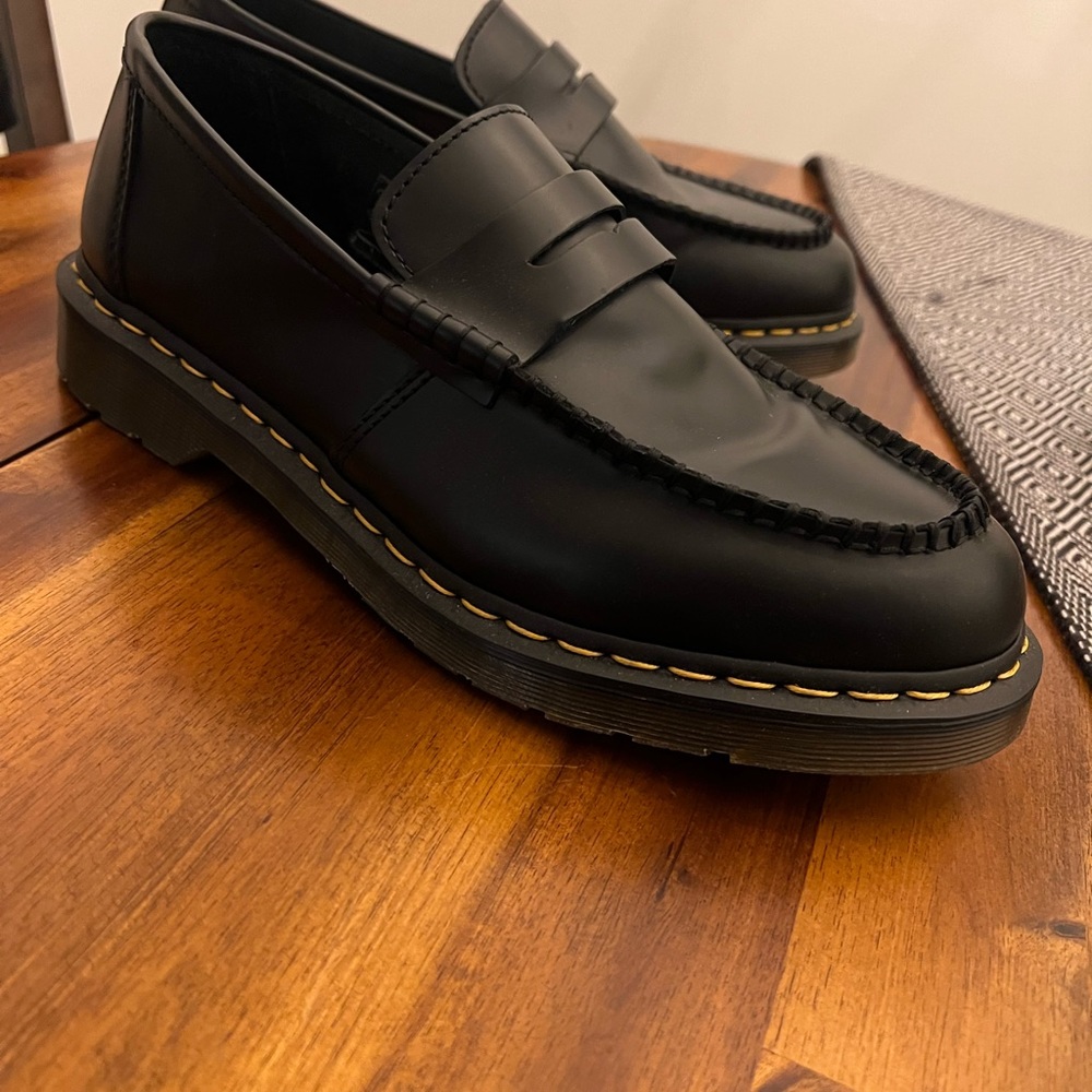 Like new black Dr Martens PENTON SMOOTH LEATHER LOAFER - size 11!